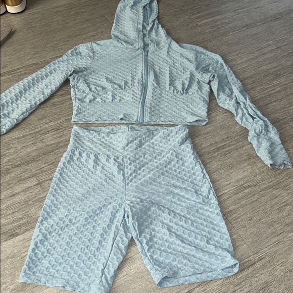 Light blue crop sweatshirt/shorts set - Picture 1 of 8